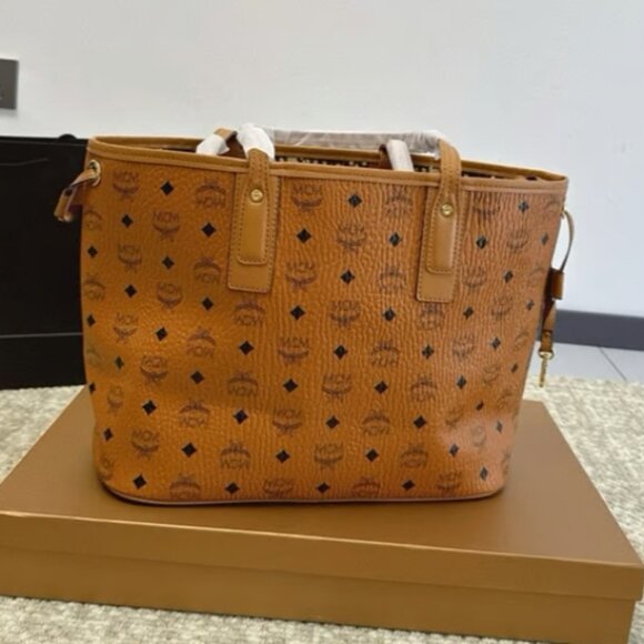 Authentic MCM Brand New Liz Reversible Visetos Tote Bag - Picture 5 of 8